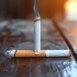 Fumeur regardant une cigarette allumée dans sa main